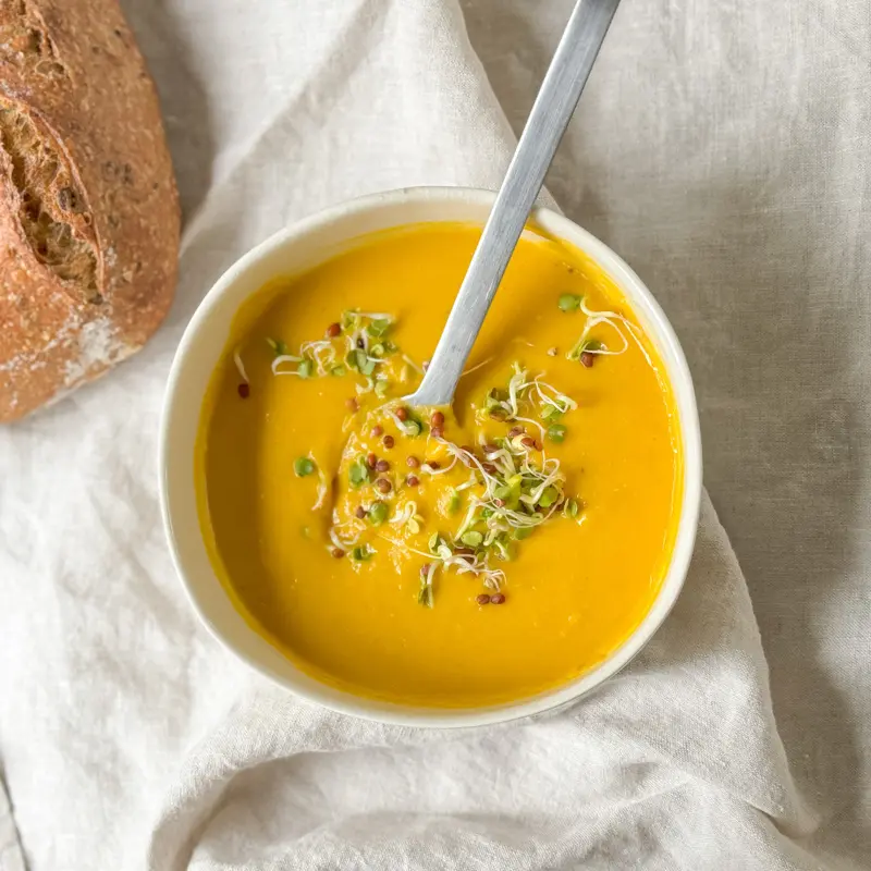 Soupe de butternut avec peau et pépins, lentilles corail et coco