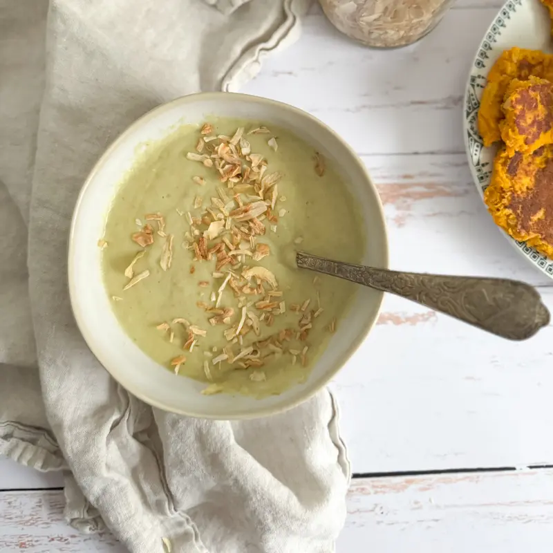 Soupe de feuilles de chou-fleur ultra crémeuse