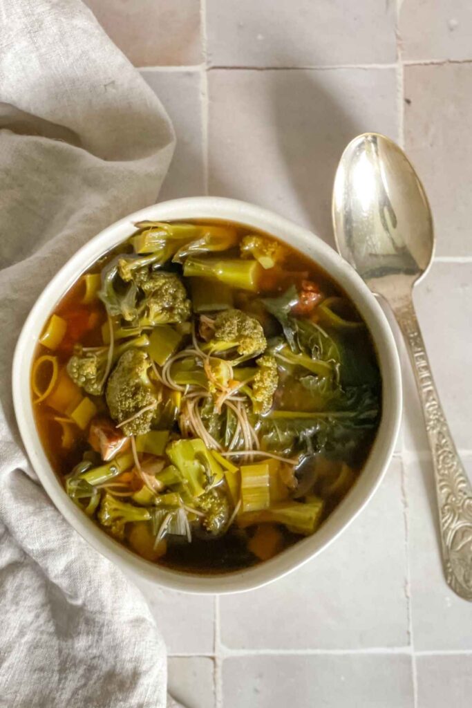 Recette Bouillon de légumes au miso et tofu fumé