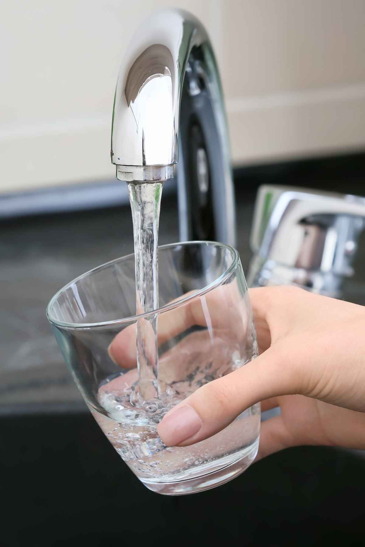 Eau du robinet _ PFAS, nitrates, microplastiques… faut-il la filtrer en 2026